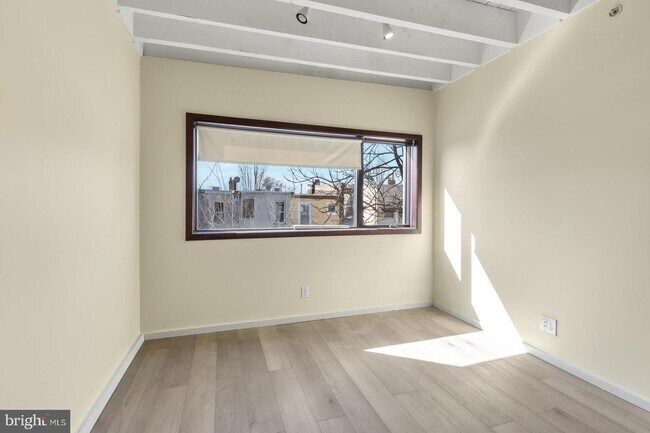 Building Photo - 2520 E Hagert St