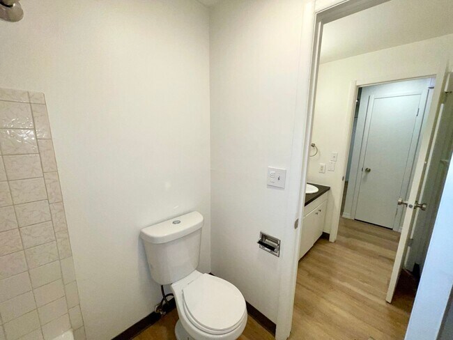 Building Photo - RENOVATED 2BD/1BA MILLWOOD APARTMENT | A/C | COVERED PARKING | PET FRIENDLY | AVAIL APRIL 15, 2026