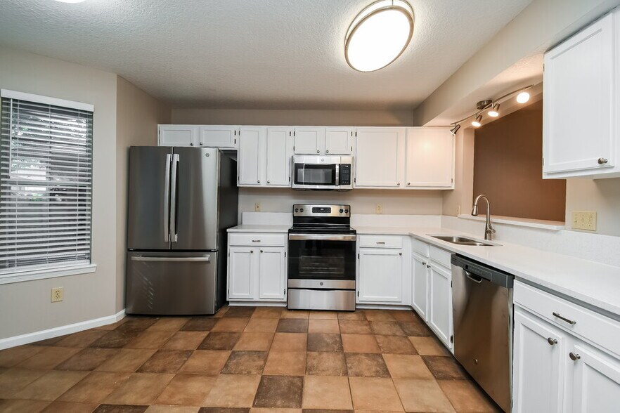 Building Photo - 1653 Spring Oaks Ln