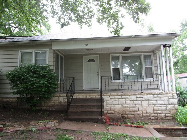 Building Photo - 1718 Pierre St