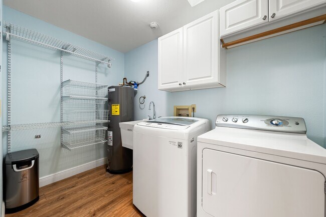 Building Photo - 858 Hudson Ave