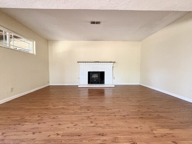Building Photo - Charming 4-Bed by the Lake in Morgan Hill