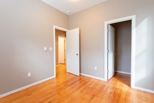 Building Photo - 1715