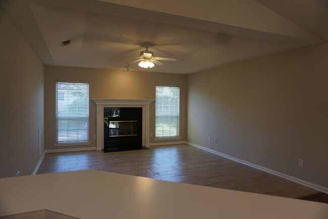 Building Photo - 4 Bedroom 2 Bathroom Home with Garage