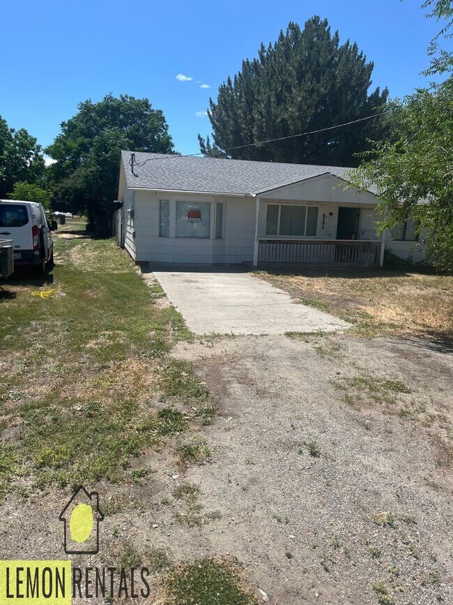 Building Photo - 3 bedroom house in Oroville $950.00 per month