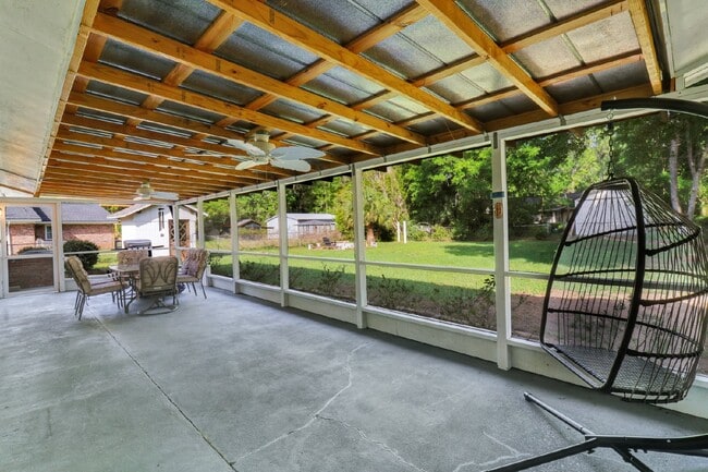 Building Photo - Charming 3-Bedroom Home with Granite Count...