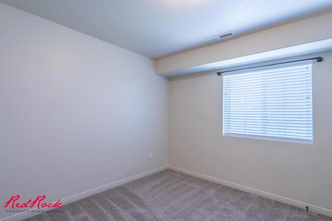 Building Photo - Charming 3 bedroom Townhome. 2 Community Pools!