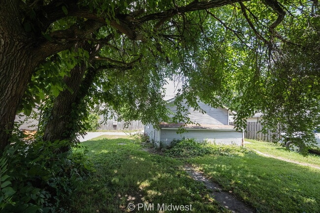 Building Photo - "Charming 1-Bedroom Duplex Retreat on East...