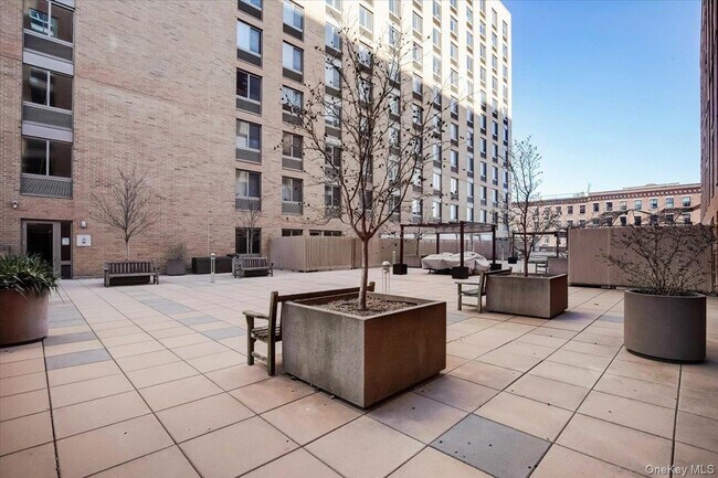 Building Photo - 300 W 135th St