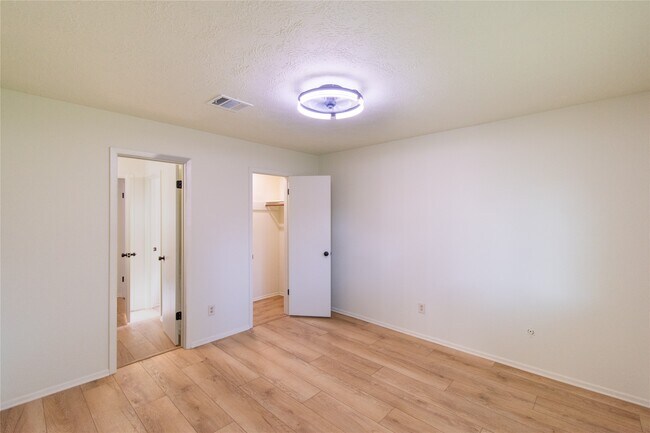 Building Photo - 462 Capehill Dr