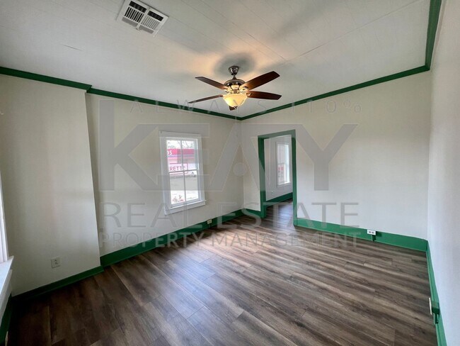 Building Photo - 2 Bedroom, 1 Bathroom House in Freetown!