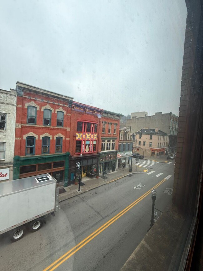 Building Photo - 1309 E Carson St