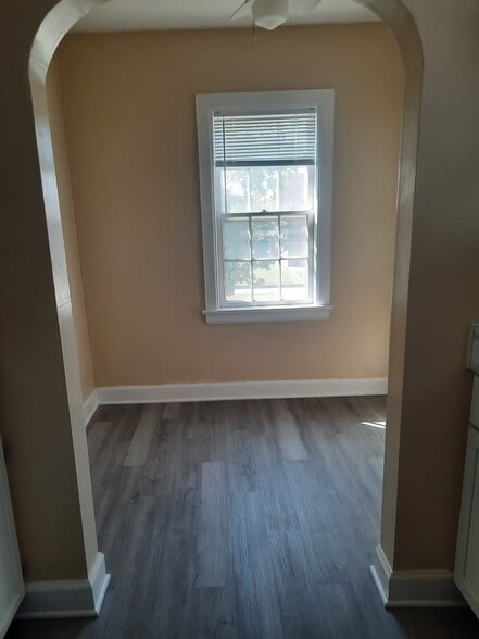 Building Photo - 226 E 5th Ave