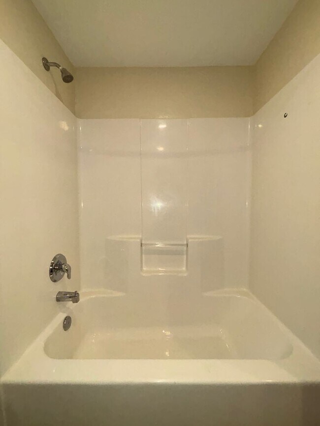 Building Photo - Large One Bedroom One bath Loft Apartment available Now!