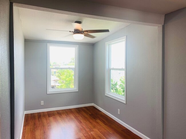 Building Photo - Spacious upstairs unit. Large Living area. Parking Available