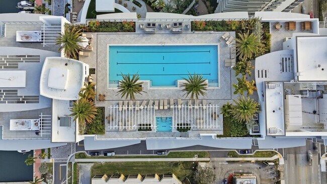 Building Photo - 220 Lake Shore Dr