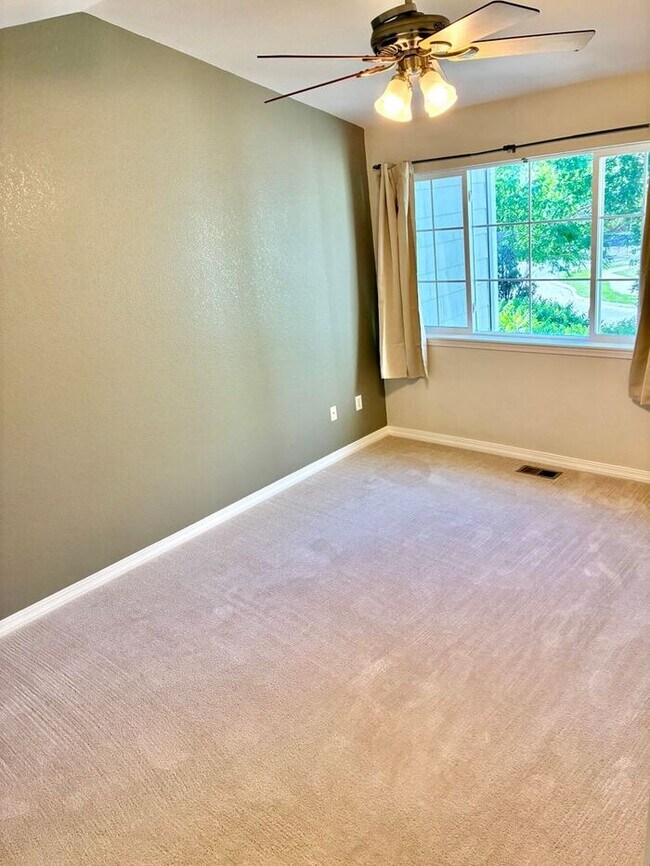 Building Photo - Beautiful and Spacious 3 Bed, 3.5 Bath Townhome in SE Fort Collins. Detached 1 Car Garage. Water/...
