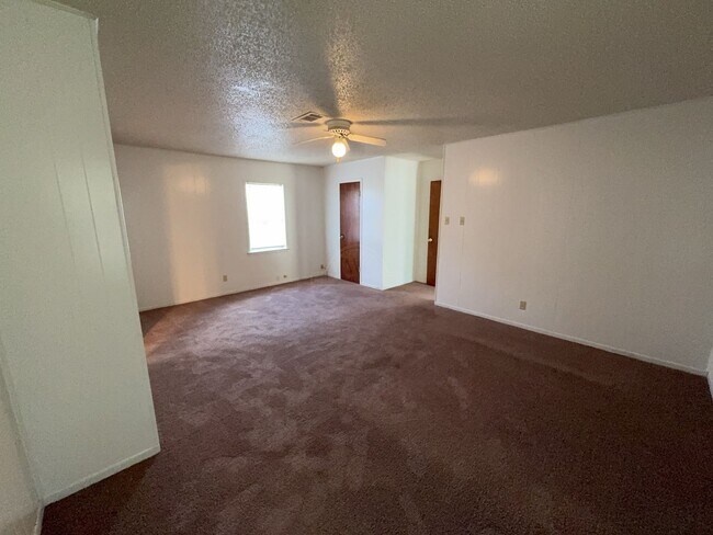 Building Photo - 906 Jefferis Ave