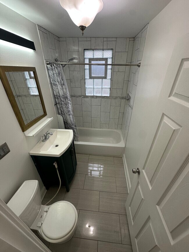 Building Photo - 1928 N Keeler Ave