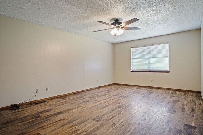 Building Photo - 128 W Platt Dr