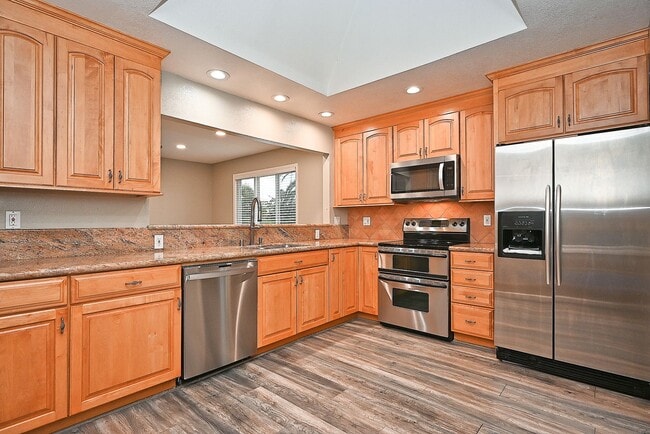 Building Photo - $3,950 -- STUNNING 4B/2BTH HOME IN BRIAR H...