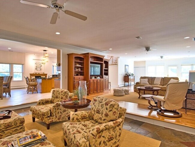 Building Photo - 149 Nanaquaket Rd