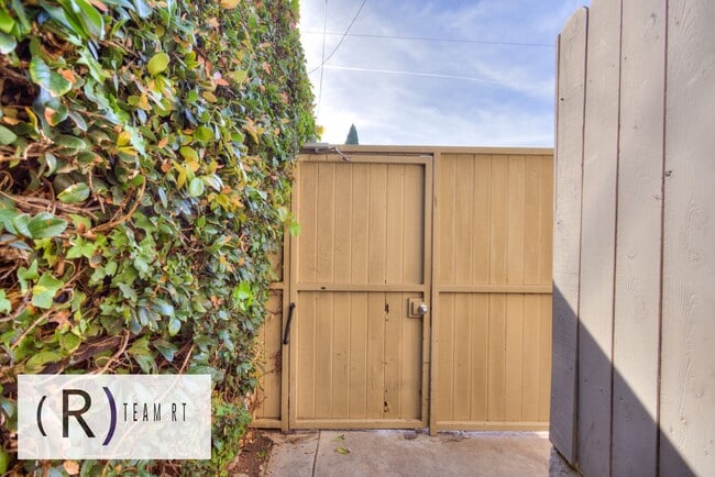 Building Photo - Gorgeous townhouse in a quiet 6-unit gated complex