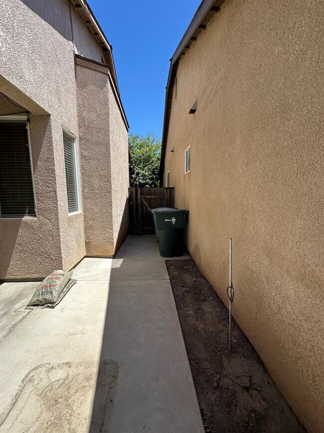 Building Photo - 5541 N Plum Ln