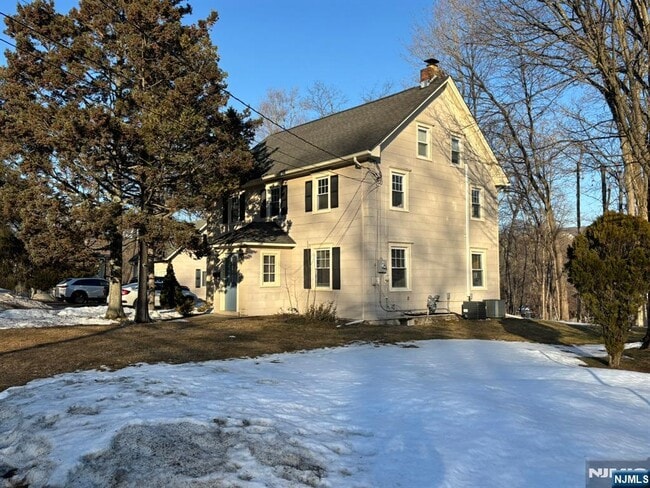 Building Photo - 86 Ringwood Ave