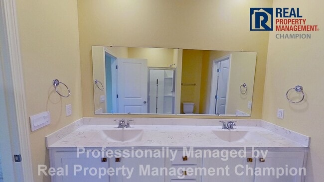 Building Photo - Beautiful and Spacious End Unit Townhouse