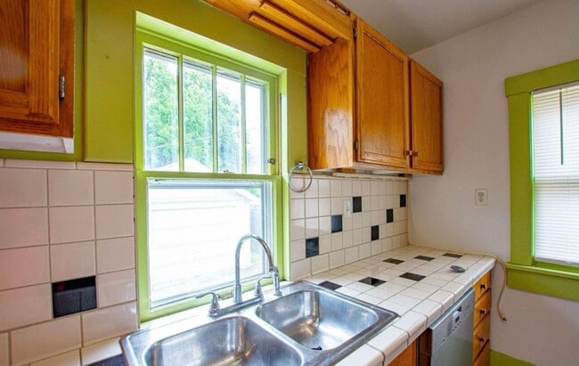 Building Photo - 1209 S 55th St
