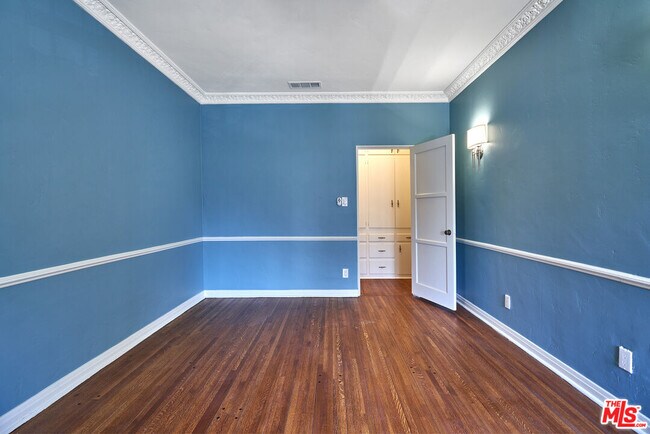 Building Photo - 1087 S Genesee Ave