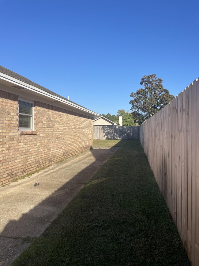 Building Photo - 2212 Peachwood Ct