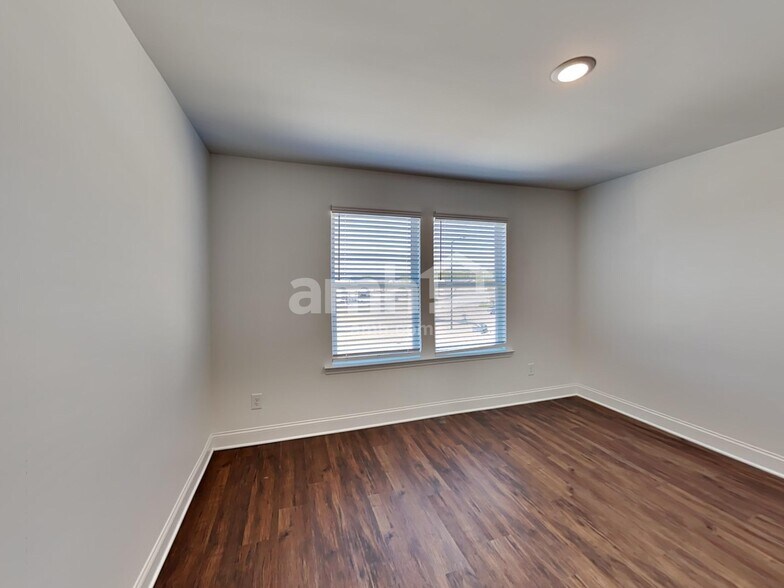 Building Photo - 11 Spruce Cir