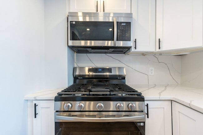 Building Photo - Newly Renovated 2-Bedroom 1-Bathroom Home in Port Richmond Available Now!