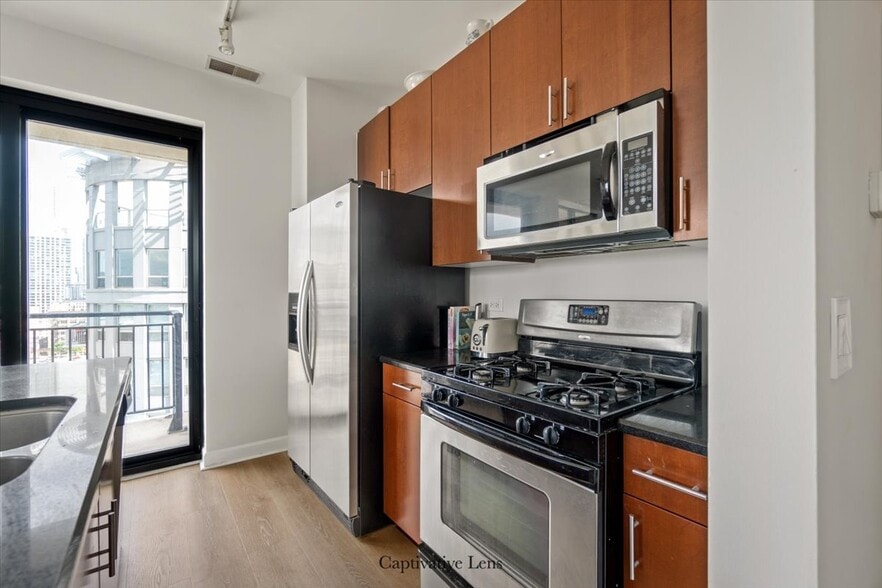 Building Photo - 451 W Huron St