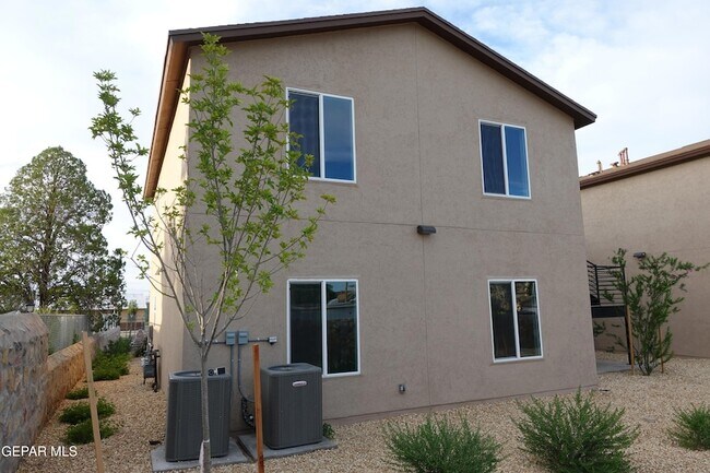 Building Photo - 6002 1/2 Pam McCall Drive Unit 5