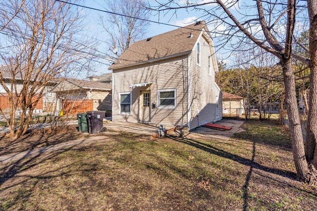 Building Photo - 309 W 10th St