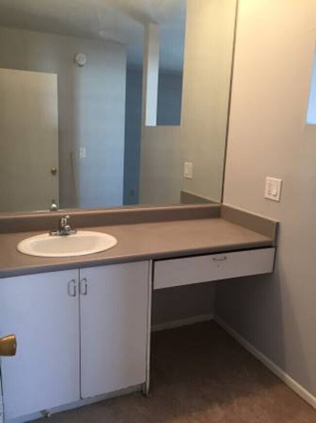 Building Photo - This is a great opportunity to rent a 2 bedroom at a competitive price in Tarzana.
