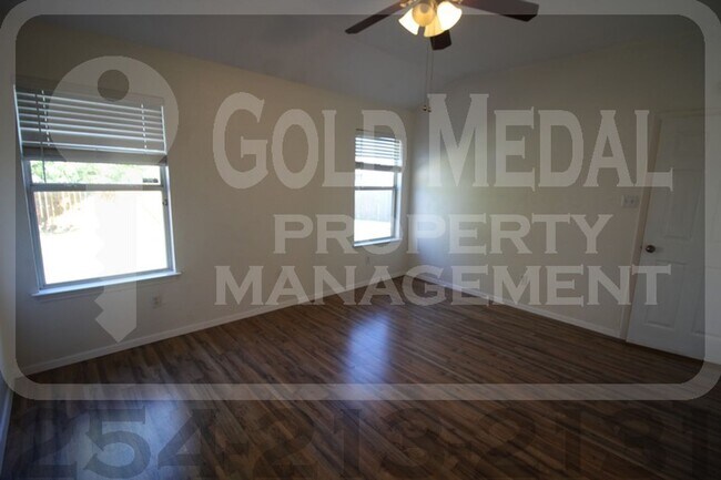 Building Photo - Beautiful 3-bed, 2-bath home now available...