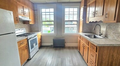 Building Photo - 305 Main St