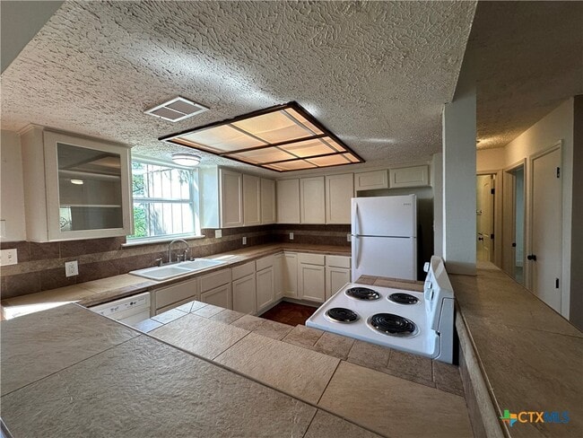 Building Photo - 904 Dale Dr