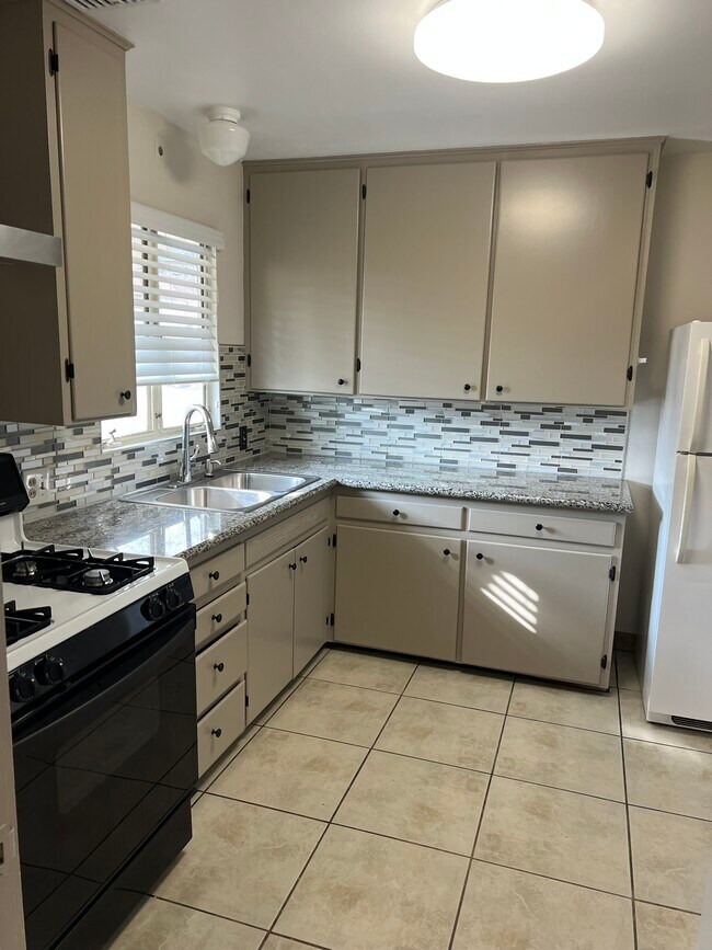 Building Photo - 519 Linwood Ave