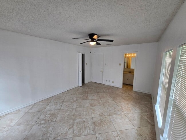 Building Photo - 1590 Gravel Cir N