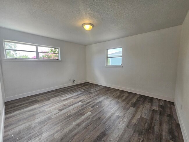 Building Photo - 1040 Hickory Ln