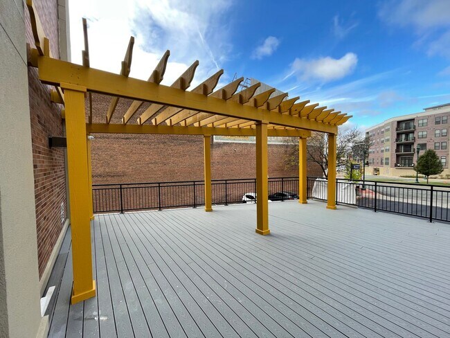 Building Photo - Stylish 1-Bed • 819 Sq. Ft. • Free Interne...