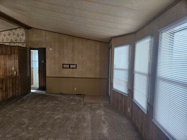 Building Photo - Large 3 bed/2 bath manufactured home in de...