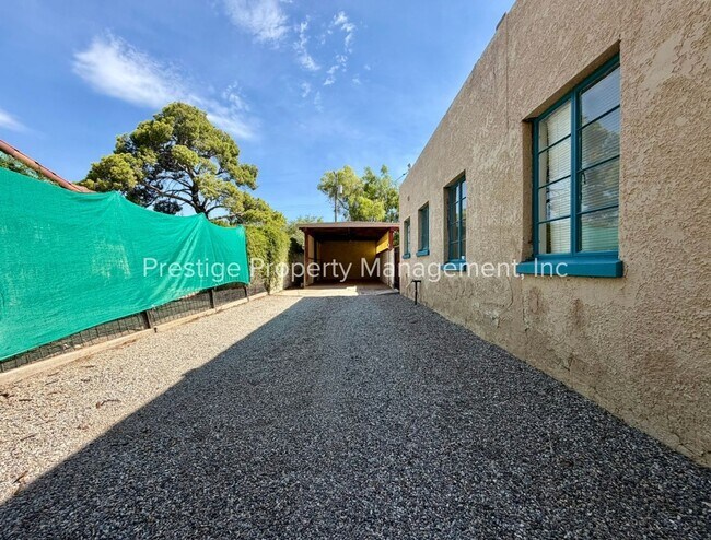 Building Photo - Spacious With Vintage Charm- 2/1 Centrally Located and Waiting For You!