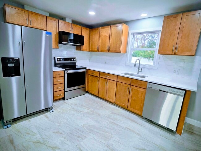 Building Photo - 62 Pond Point Ave