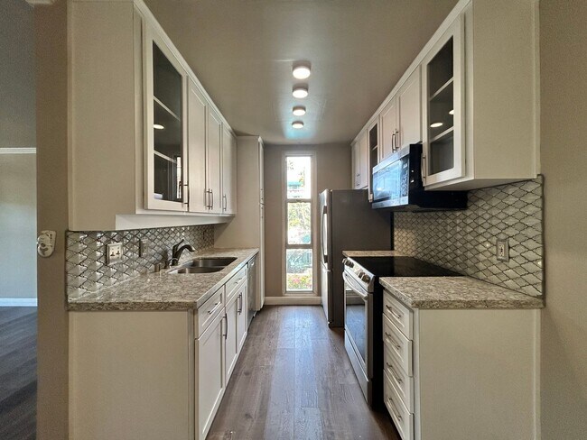 Building Photo - Beautiful 1BD/1BA W/ Reserved Parking and Laundry On-Site in La Jolla!